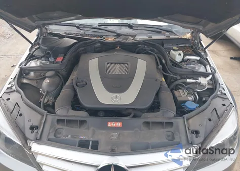 2011 Mercedes-Benz C 300 z USA, uszkodzony, nr VIN WDDGF8BB1BR166056